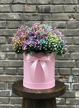 Цветочная композиция из Гипсофила и Розы в шляпной коробке в Воскресенске