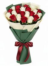 Букет Микс из красных и белых роз в Воскресенске