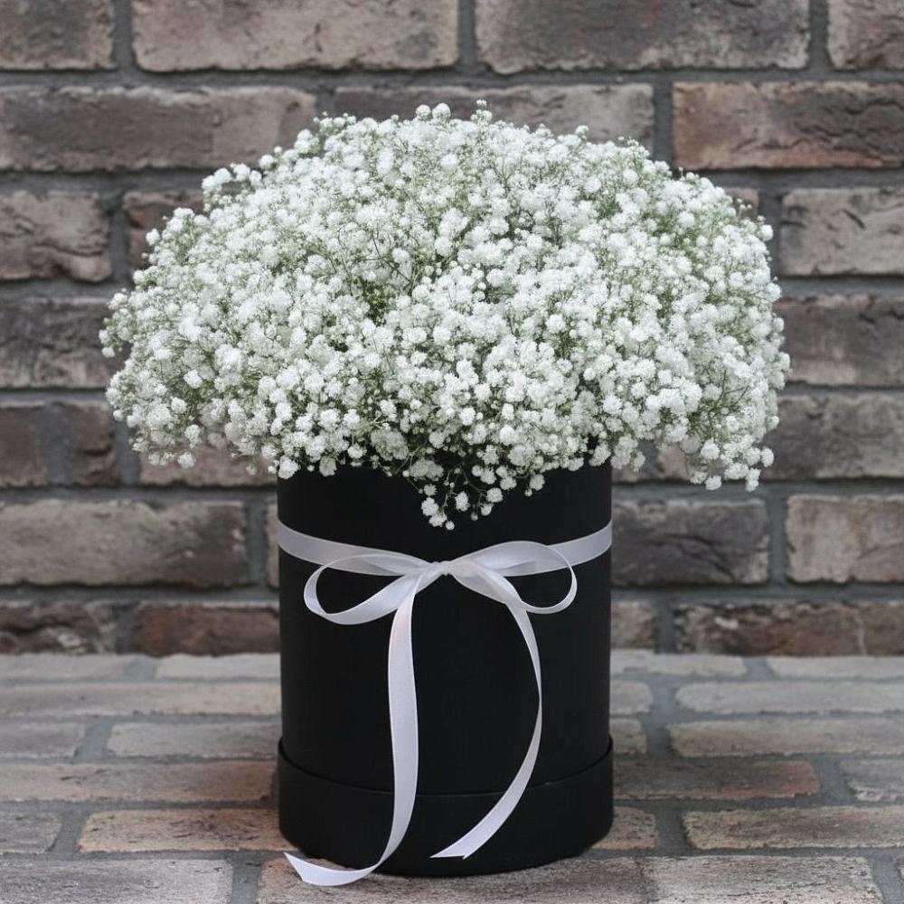 Цветочная композиция из Гипсофила в шляпной коробке в Воскресенске