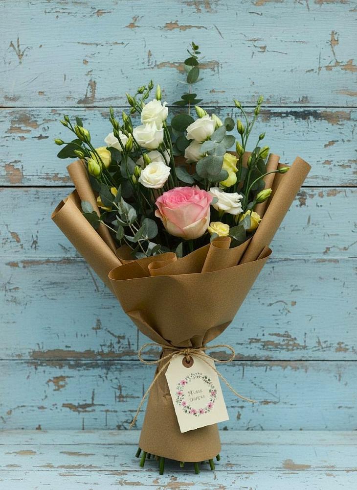 Букет цветов из: Розы и Лизиантусы в Воскресенске