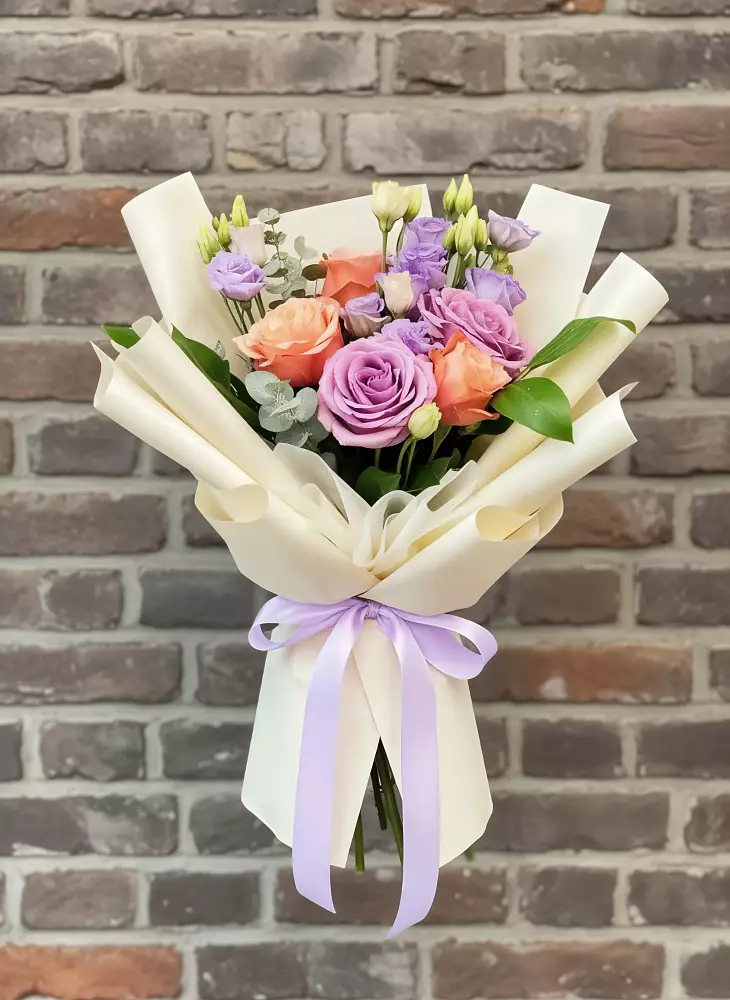 Букет цветов из: Лизиантусы и Розы в Воскресенске