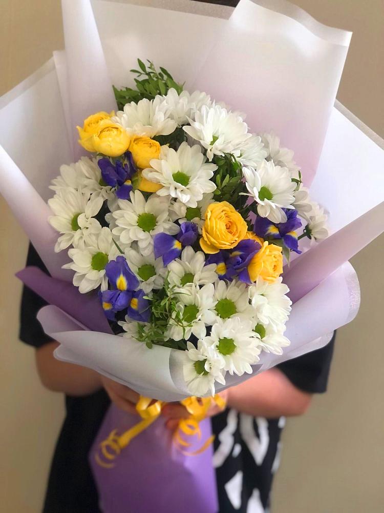 Букет цветов из: Ирисы, Хризантемы и Розы в Воскресенске