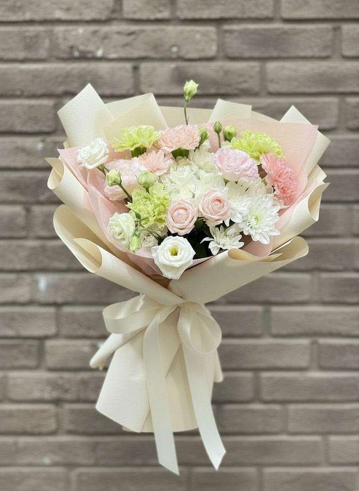 Букет цветов из: Гвоздики, Розы, Лизиантусы и Хризантемы в Воскресенске