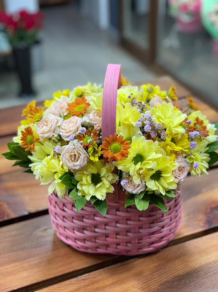Цветочная композиция из Хризантемы и Розы в корзине в Воскресенске