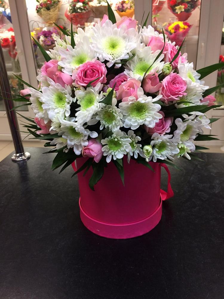 Цветочная композиция из Розы и Хризантемы в шляпной коробке в Воскресенске