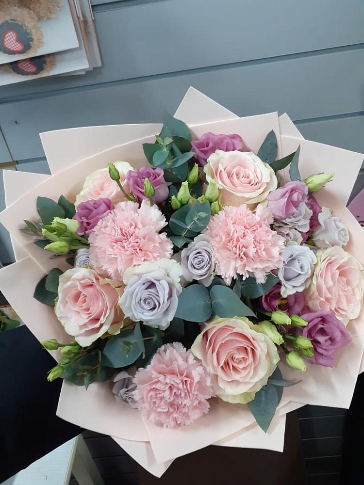 Букет цветов из: Розы, Гвоздики и Лизиантусы в Воскресенске