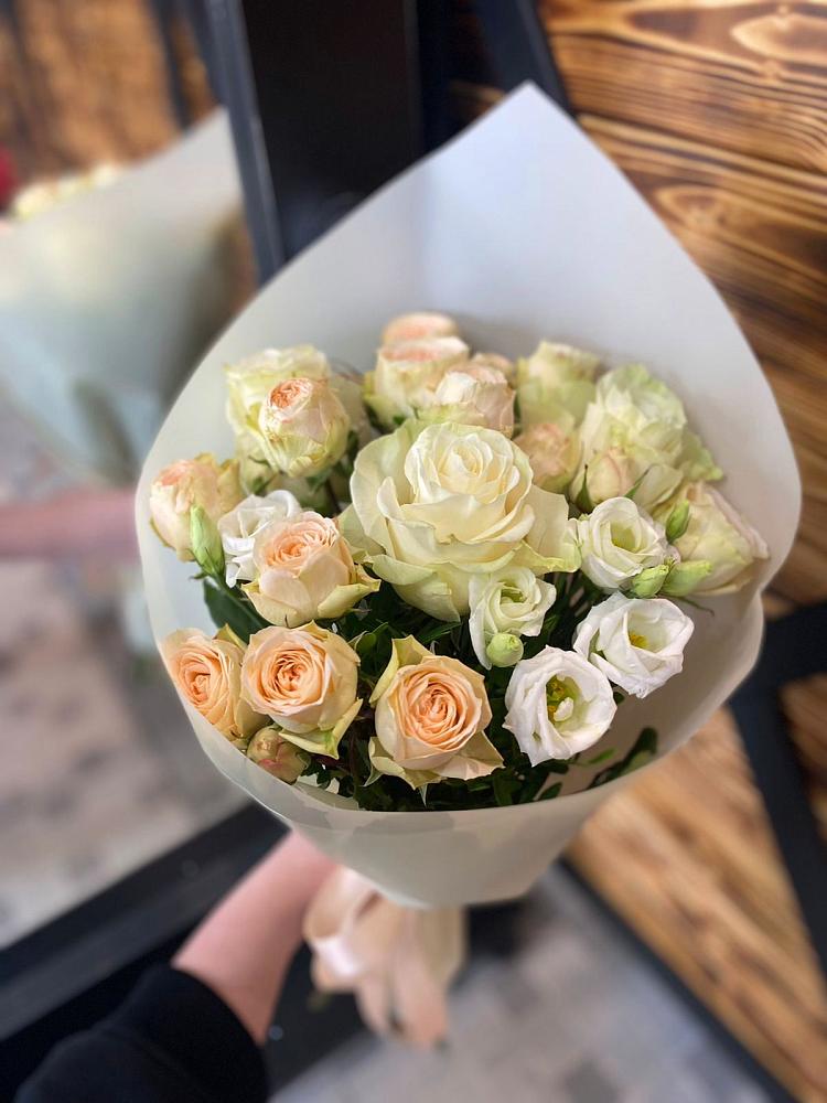 Букет цветов из: Розы и Лизиантусы в Воскресенске